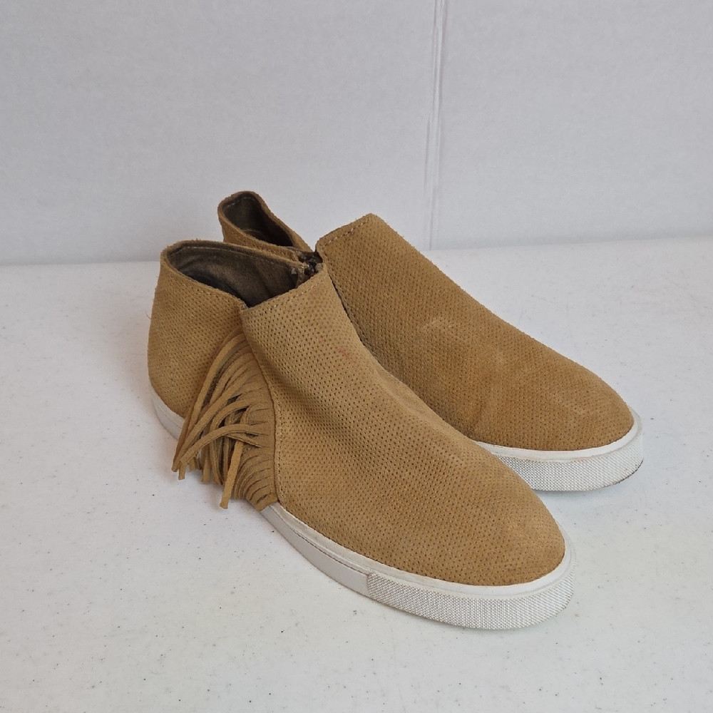 Minnetonka Women Single Fringe Suede Slip-On Sneakers in Tan. Size 10